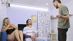 Mi esposo se da cuenta de dickpics en mi telefono e invita a su amigo a follarme dpp