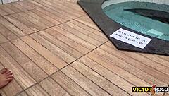 Casada Se Exibir Na Piscina Antes De Entra Na Madeira