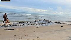 bricadeira acaba em muito sexo numa praia movimenta