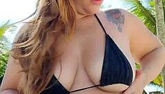 Colocou Um Biquíni Curto E Foi Na Praia Atrás De Macho