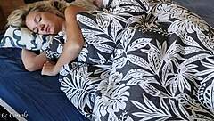 丈夫用硬鸡巴早起惊喜妻子，大声呻吟射精