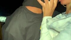 Esposa Com Corno Encontra Um F� E Faz Um Sexo Amador Muito Gostoso Com Muito Esfregar Mamada Na Frente De Todos Em P�blico.