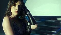 Teen Keep Chambers Strips to Reveal Natural Beauty