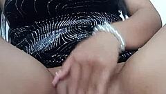 me masturbo en una habitaci�n hasta que me vengo a chorros mientras mi marido est� teniendo un reencuentro familiar en la sala