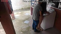 Dona de casa paga t�cnico com a bunda enquanto marido esta fora