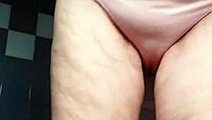 Oma Neukt Harige Kut Met Komkommer En