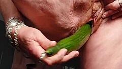 Oma Neukt Harige Kut Met Komkommer En