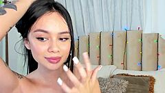 他抓住我的头发，强迫我深喉口交，然后射在我脸上