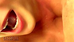 Você adora me ver dando o cuzinho gostoso né nesse video ele fode minha buceta e enche minha boca de porra - assista eu dando meu cu no cassiflix completo