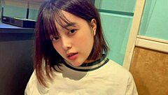 日本女孩在卡拉OK与男性朋友心情好后出轨男友