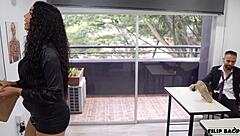 delincuente estudiantil se folla a su profesora en medio del salon