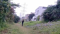 Safada exibe sem calcinha no parque público.