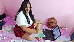 Universitaria culona tiene sexo mientras está en clases virtuales