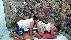 con esos estiramientos mi panocha roza mucho con la licra y me pone cachonda con ganas de follarme la profesora