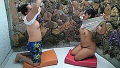 con esos estiramientos mi panocha roza mucho con la licra y me pone cachonda con ganas de follarme la profesora