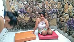 con esos estiramientos mi panocha roza mucho con la licra y me pone cachonda con ganas de follarme la profesora