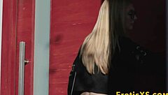 Blonde babe gets fingered in high definition