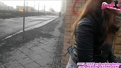 Deutsche Schlampe Pisst Öffentlich In Die Handtasche Als Bold Femdom Act