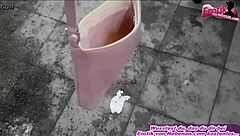 Deutsche Schlampe Pisst Öffentlich In Die Handtasche Als Bold Femdom Act