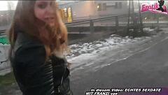 Deutsche Schlampe Pisst Öffentlich In Die Handtasche Als Bold Femdom Act