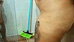 era tanto tesão que o virgem queria socar no pelo sem banho antes no banheiro caseiro