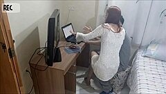 Safada sem calcinha recebe técnico da net. She masturbates with cock and cum on ass in uniform.