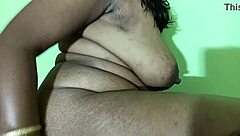 印度熟女裸露大奶骚逼屁眼