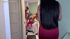 cachonda esposa se masturba mientras ve a su esposo follando con otra