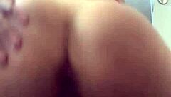 Cacheada Gostosa De Lingerie Fudendo Com Consolo Dedando O Cuzinho