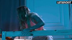 玛丽莲·克里斯塔尔和艾薇·马多克斯诱小偷宿舍狂野3P