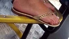 novinha do pezinho perfeito no busão 1 parte