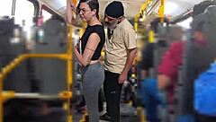 公交车上骚学生妹大胆翘臀露出野外颜射