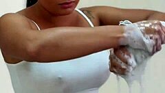 Asiática Gostosa Faz Uma Lavagem Bem Completa Deixa O Carro Limpinho E A Bucetinha Cheia De Leite