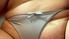 Loira gostosa starts masturbating her hairy pussy with passion in solo session