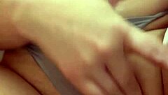 Loira gostosa starts masturbating her hairy pussy with passion in solo session