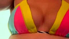 Personal treinando só de biquíni fio dental na academia de frente à praia cheguei ficar toda molhada de tanto tesão que escorria nas pernas parecia água do mar