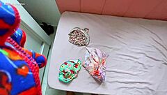 Essa empregada me provoca com essa bunda enorme, fiquei louco de tesão!