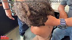 marido contrata encanadores para ajudar com os dutos da esposa em cena caseira