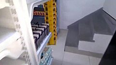 gerente e ajudante pegam loira e morena sem grana e fodem bucetas como pagamento 😈🍆