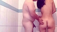 llega mi novio y le doy mamada lechosa en ba�o mojado