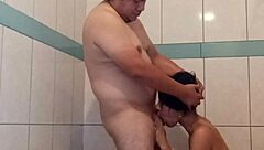 llega mi novio y le doy mamada lechosa en ba�o mojado