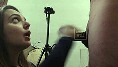 a loirinha do amigo chupa tudo gulosa e submissa