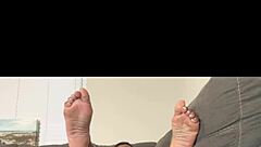 petite muscular amateur masturbates her pussy lips live