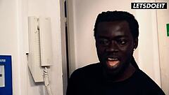 幸运18岁少年肏紧致黑人大屌室友度假宿舍