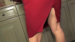 chunky maggie green fingers her plump pussy slit deep!