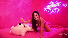 i'm showin off my curvy body then fingerin myself hard like crazy