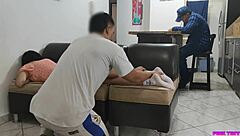 me encanta que el amigo de mi marido me meta mano mientras me masajea al lado suyo