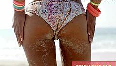 sexy beach babe in bikini shows off her hot ass 😍🏖️