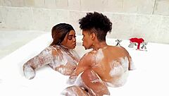 Follando En El Baño De Espuma