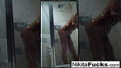 Nikita Von James分享她的性感家庭电影给粉丝